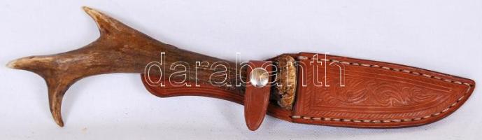 Agancsnyelű, díszített pengéjű vadászkés övre erősíthető bőrtokban /  Hunter knife in leather case, 33cm