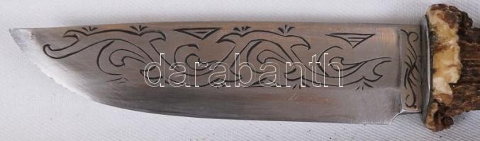 Agancsnyelű, díszített pengéjű vadászkés övre erősíthető bőrtokban / 
Hunter knife in leather case, ...
