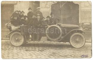 cca 1920 Mulató társaság régi automobilon, köztük Dán Norbert (1895-1946) némafilmsztár, a hátoldalon aláírásával