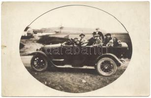 1923 Családi fotó automobilon, 8,5x13,5cm