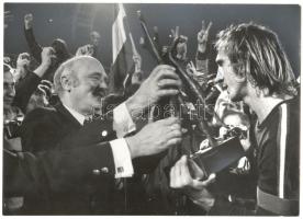 1974. máj. 28. Barcs Sándor, az UEFA alelnöke átadja az utánpótlás labdarúgó EB bajnoki trófeáját Horváth József magyar válogatott csapatkapitánynak, MTI sajtófotó, 13x18cm