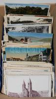 370 db régi, többször háború előtti városképes lap a történelmi Magyarország, valamint Magyarország területéről, köztük leporello