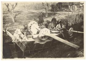 1918 Fotó: Piave olasz front, katonák kiemelik a szerencsétlenül járt teherautó sofőrt. 12×17 cm