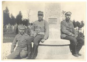 CCa 1920 Fotó: Osztrák, magyar, német, katonák az általuk készített emlékoszlopnál, katonatemető Oroszországban