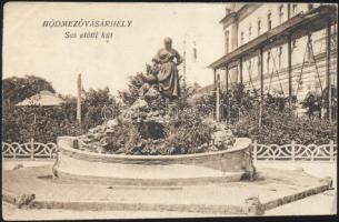 Hódmezővásárhely Fekete Sas előtti kút (levágott / cut)