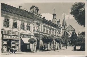 Marosvásárhely Marasesti square, the Helicon bookstore of Károly Petri, shoemaker A. Geschmeidi, chandelier shop of Victor Soós, Transsylvania bank and insurance (EK)