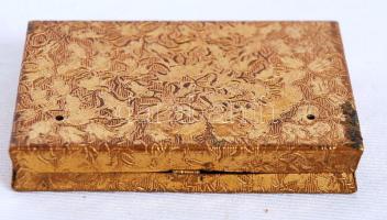 Aranyozott fém szelence, virág díszítéssel, kopott, 5×7 cm