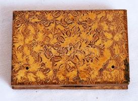 Aranyozott fém szelence, virág díszítéssel, kopott, 5×7 cm