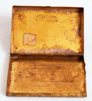 Aranyozott fém szelence, virág díszítéssel, kopott, 5×7 cm