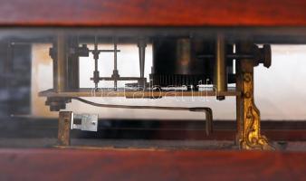 Egysúlyos antik falióra üzemképes, eredeti kulccsal, apró hibákkal, 110×33 cm / Antique wall clock