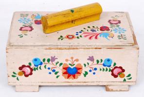 Népi motívumokkal díszített, kézzel festett fadoboz /  Hand painted wooden box with folkloric decoration, 18x12x7,5cm