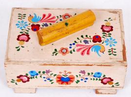 Népi motívumokkal díszített, kézzel festett fadoboz / 
Hand painted wooden box with folkloric decora...
