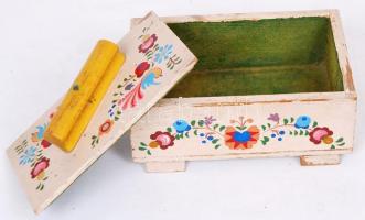Népi motívumokkal díszített, kézzel festett fadoboz / 
Hand painted wooden box with folkloric decora...