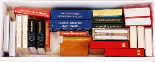 Mini könyvtétel: Főleg politikával kapcsolatos, összesen: 25 darab