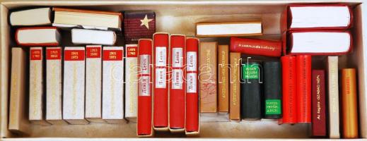 Mini könyvtétel: Főleg politikával kapcsolatos, összesen: 31 darab