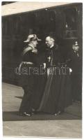 1938 Eucharisztikus Kongresszus, Budapest; Horthy Miklós kormányzó a Keleti Pályaudvar peronján köszönti Pacelli bíboros pápai legátust. A Keleti Sajtóiroda felvétele.