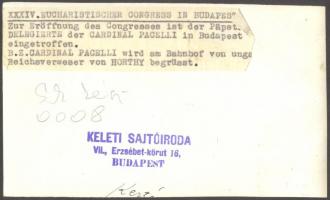 1938 Eucharisztikus Kongresszus, Budapest; Horthy Miklós kormányzó a Keleti Pályaudvar peronján kösz...