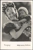 9 db régi folklórlap, 8 magyar népviselettel, egy pedig ruszinnal / 9 pieces folklore postcards, Hungarian costumes