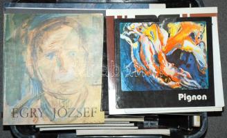 Egy ládányi művészeti könyv, kiállítási katalógus, album