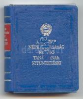 Minikönyv: A Magyar Népköztársaság elnöki tanácsának kitüntetései , 1979 Kossuth Kiadó, védőborítóval