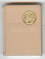 Minikönyv: Pintér István: A nyomdász ereje - a betű ereje. Bp., 1973, A Nyomda-, a Papíripar és a Sajtó Dolgozóinak Szakszervezete. Műbőr kötésben (két sarkán kis sérülés), számozott (22/100)