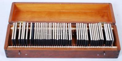 cca 1940 kb 50db diapozitív családi képekkel korabeli, ízléses fadobozban /  Color diapositives with family pictures in original, wooden storage box