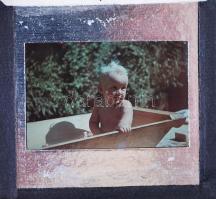 cca 1940 kb 50db diapozitív családi képekkel korabeli, ízléses fadobozban / 
Color diapositives with...