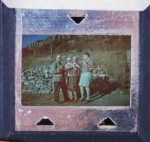 cca 1940 kb 50db diapozitív családi képekkel korabeli, ízléses fadobozban / 
Color diapositives with...