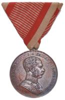 1914-. "I. osztályú Ezüst Vitézségi Érem" A fémjellel mellszalagon. Szign.: LEISEK T:2 Hungary 1914-. Medal for Bravery I class, "Der Tapferkeit" silver decoration on ribbon with "A" hallmark. Sign: LEISEK C:XF