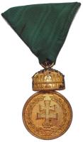 1922. "Magyar Koronás Bronzérem" kitüntetés zöld mellszalagon, peremén "BRONZ" jelzéssel T:2 Hungary 1922. "Bronze Medal with the Holy Crown of Hungary" decoration on green ribbon with "BRONZ" hallmark on the edge C:XF