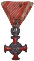 1869-1916. "Koronás Ezüst Érdemkereszt a Vitézségi Érem szalagján, kardokkal" ezüstözött b...