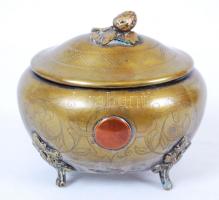Nagyméretű régi réz bonbonniere vésett növényi díszítéssel, ezüstözés nyomaival /  Vintage brass bonbonniere with floral decoration and traces of old silver plating, 15x12x13cm
