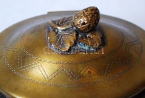 Nagyméretű régi réz bonbonniere vésett növényi díszítéssel, ezüstözés nyomaival / 
Vintage brass bon...