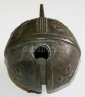 Nagyméretű régi bronz csörgő növényi díszítéssel / 
Old large bronze rattle with floral decoration, ...