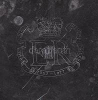 Ezüstözött fém tálca, II. Erzsébet 25 éves uralkodásának emlékére, jelzett jó állapotban, d:26 cm 
/...