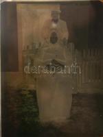 cca 1900 Egy doboznyi üvegnegatív főleg családi fotókkal, 3db használatlan üveggel / A set of vintag...