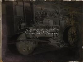 cca 1900 Egy doboznyi üvegnegatív főleg családi fotókkal, 3db használatlan üveggel / A set of vintag...