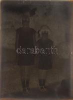 cca 1900 Egy doboznyi üvegnegatív főleg családi fotókkal, 3db használatlan üveggel / A set of vintag...