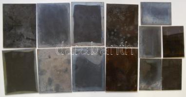 cca 1900 Egy doboznyi üvegnegatív családi fotókkal, köztük automobilt és kerékpárt ábrázolóval /  A box of vintage glass negatives, 12x9cm, 9x6,5cm