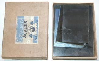 cca 1900 Egy doboznyi üvegnegatív családi fotókkal, köztük automobilt és kerékpárt ábrázolóval / 
A ...