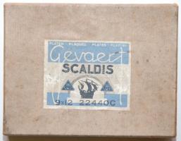 cca 1900 Egy doboznyi üvegnegatív családi fotókkal, köztük automobilt és kerékpárt ábrázolóval / 
A ...