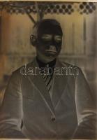 cca 1900 Egy doboznyi üvegnegatív családi fotókkal, köztük automobilt és kerékpárt ábrázolóval / 
A ...