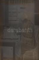 cca 1900 Egy doboznyi üvegnegatív családi fotókkal, köztük automobilt és kerékpárt ábrázolóval / 
A ...