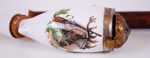 Vadászmotívumokkal díszített matricás porcelán pipa fa szárral / 
Porcelain hunter pipe, 26cm