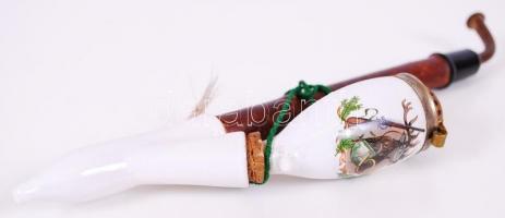 Vadászmotívumokkal díszített matricás porcelán pipa fa szárral / 
Porcelain hunter pipe, 26cm
