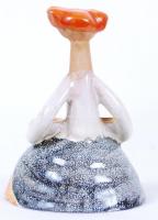 Kiss Roóz Ilona (1923-2010): Tálakat cipelő női figura. Mázas kerámia, alján jelzett, hibátlan, m:10...