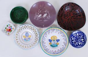 8 db dísztál többsége jelzett, hibátlanok, egyik porcelán