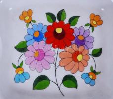 8 db dísztál többsége jelzett, hibátlanok, egyik porcelán