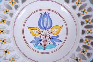 8 db dísztál többsége jelzett, hibátlanok, egyik porcelán