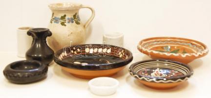 Kis kerámia- és porcelántétel: patikatégelyek, festett, mázas dísztálkák, jelzett Szentesi edénykék ...